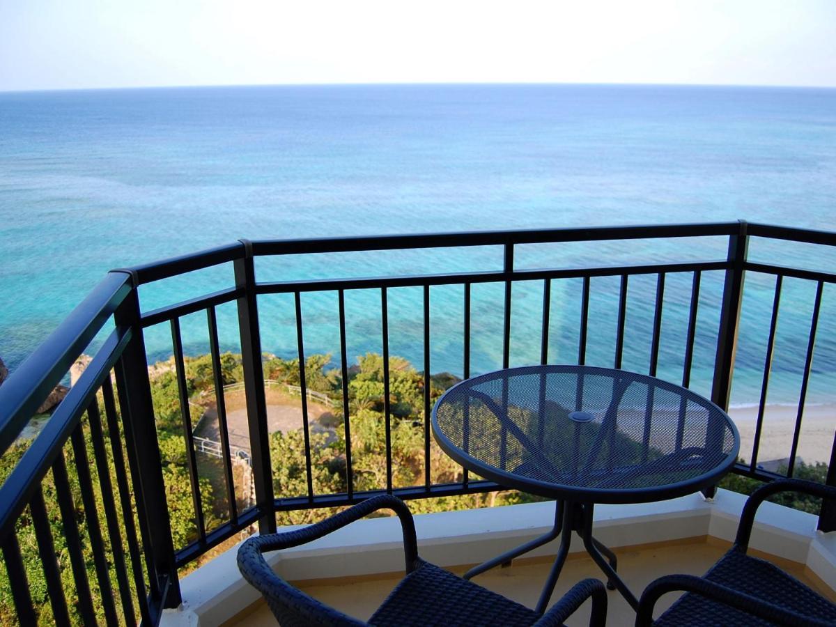 Hotel Nikko Alivila Yomitan Exteriér fotografie A balcony with a view of the sea