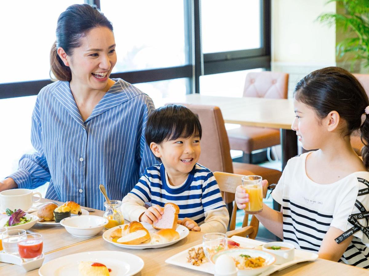 Hotel Nikko Alivila Yomitan Exteriér fotografie Family dining at a restaurant